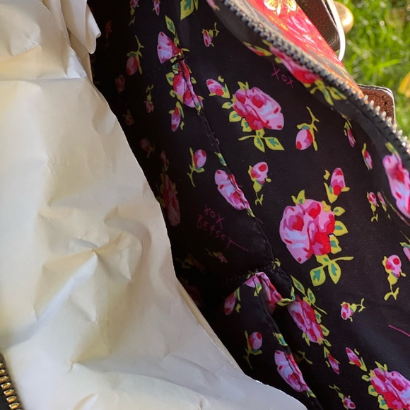 NWT RARE Sugar skull/Calavera Betsy Johnson floral skull weekender duffle bag - Picture 4 of 6